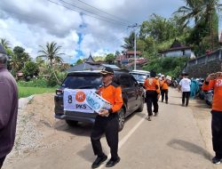 Anggota DPRD Sumbar Irsyad Safar Serahkan Bantuan untuk Korban Tanah Bergerak di Jorong Aia Angek