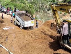 Polres Pasbar Melalui Polsek Talamau Pimpin Pembuatan Jalan Darurat di Lokasi Longsor Pasanggiang