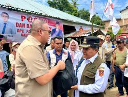 Dengan Helikopter, Andre Rosiade Temui Pengungsi dan Serahkan 5.000 Paket Bantuan untuk Korban Banjir Bandang di Agam