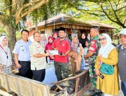 Ketua DPRD Padang Muharlion Serahkan Bantuan Tunai Untuk 9 Keluarga Korban Banjir di Batang Kabung
