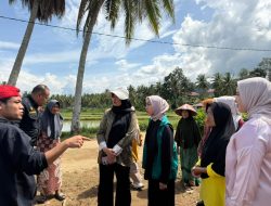 Ketua TP-PKK Kabupaten Solok Dampingi Ketua TP-PKK Kota Sawahlunto Serahkan Bantuan untuk Korban Banjir