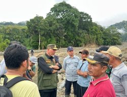 Akses Terputus, Mahyeldi Naik Speedboat Sambangi Warga Sungai Batang yang Terisolir