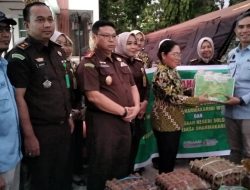 Kejari Solok Salurkan Bantuan Logistik untuk Korban Bencana Hidrometeorologi Kabupaten Solok