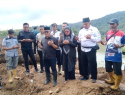 Penuh Haru, Bupati Yulianto Doa Bersama di Lokasi Longsor Sinuruik Pencarian Korban Terus Dilaksanakan