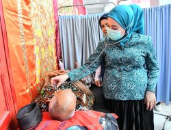 Ny.Dian Puspita Fadly Amran Tinjau Pengungsi Pasca Bencana dan Berikan Bantuan Kesehatan