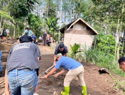 Usai Pimpin Apel Goro, Wabup Solok Tinjau Lokasi Bencana dan Ikut Gotong Royong Bersama Warga di Koto Hilalang