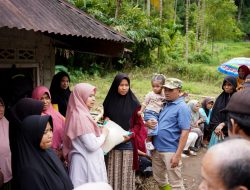 Ketua GOW Kabupaten Solok Salurkan Sembako untuk Warga Terdampak Bencana di Koto Hilalang