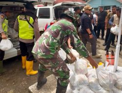 Andre Rosiade Serahkan 250 Paket Sembako untuk Korban Galodo di Malalak