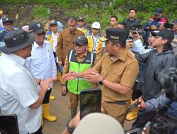 Wagub Vasko Dampingi Menteri PU Tinjau Kerusakan Infrastruktur Pascabencana di Sumbar