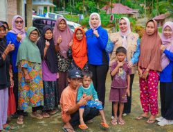 Ketua BKOW Sumbar Salurkan Bantuan untuk Warga Terdampak Bencana di Jorong Arikia Kabupaten Agam