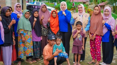 Ketua BKOW Sumbar Salurkan Bantuan untuk Warga Terdampak Bencana di Jorong Arikia Kabupaten Agam