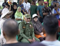 Tak Bisa Melaut Dua Minggu, 205 Nelayan Pasia Nan Tigo Terima Bantuan dari Gubernur Mahyeldi