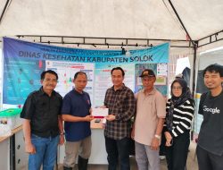 Kominfo Solok Salurkan Bantuan Tunai untuk Korban Bencana