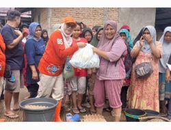 Ikasempat Padang Kembali Bagikan Ratusan Paket Bantuan untuk Korban Banjir Kota Padang