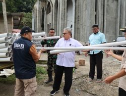 Akses Air Bersih Rusak Pascabanjir, Ketua DPRD Sumbar Serahkan Bantuan Pipa di Sipinang