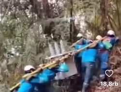 Ngeri, Pahlawan Listrik Aceh Pikul Trafo Menembus Rimba Demi Cahaya Penerangan Pasca-Banjir