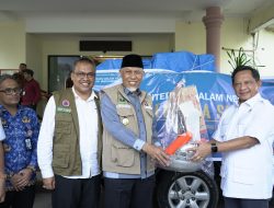 Mendagri Tito Karnavian Serahkan Bantuan untuk Warga Terdampak Bencana di Sumbar