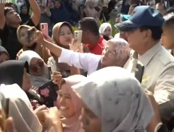 Kunjungi Lokasi Palambayan, Anak-anak Korban Banjir Bandang Berebut Salami Presiden Prabowo