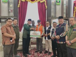Gubernur Mahyeldi Terima Bantuan Rp1,15 Miliar dari Pemprov Kepri untuk Korban Banjir Bandang