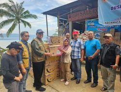 Tinjau Lokasi Bencana, Sekdaprov Sumbar Serahkan Bantuan untuk Warga Malalo