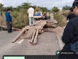 Warga Dibantu TNI Polri Gotong Royong Bikin Jembatan Penghubung di Nagari Ranah Pasisie