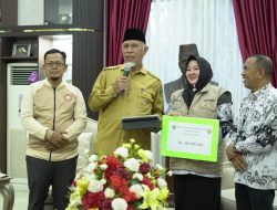 Mahyeldi Terima Bantuan Rp.420 Juta dari PGRI Bengkalis untuk Guru dan Sekolah Terdampak Bencana di Sumbar