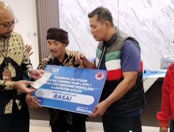 Bupati Solok Serahkan Bantuan Dana Tunggu Hunian untuk 300 Korban Bencana