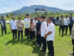 Gubernur Mahyeldi Serahkan Bantuan Alsintan untuk Kelompok Tani di Kabupaten Solok