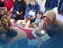 Bupati Pasaman Barat Kunjungi Bayi PPKS Penderita Kelainan Bawaan di Lingkuang Aua Timur