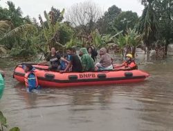 Tim BPBD Kota Padang Evakuasi 8 Warga di Dadok Tunggul Hitam Menggunakan Perahu Karet
