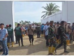 Rakyat Tamiang Berjubel Menunggu Prabowo