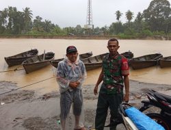 Babinsa Koramil 09/Batang Anai Bersama Wali Jorong Dan Warga Monitoring Debet Air di Aliran Sungai Batang Anai