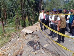Tinjau Jalan Terdampak Bencana di Talu, Mahyeldi Menilai Pengalihan Jalur yang Lebih Aman