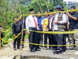 Bupati Pasaman Barat Dampingi Gubernur Mahyeldi Tinjau Jalan Amblas Terdampak Pascabanjir di Talu