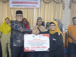 Bupati Yulianto  Bersama Kemensos RI Serahkan Santunan Kepada Delapan Ahli Waris Korban Bencana di Pasaman Barat