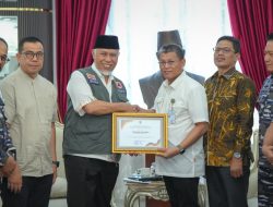 Gubernur Mahyeldi Terima Bantuan Rp4,56 Miliar dari Batam untuk Warga Terdampak Bencana