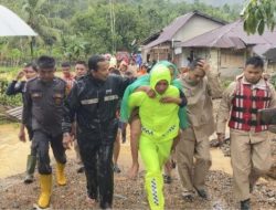 Puluhan Warga Pasar Lalang Guwo dan Lansia Dievakuasi Polisi Akibat Banjir Sungai Batang Kuranji