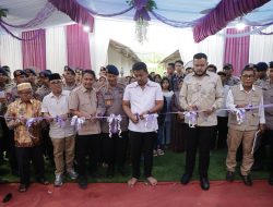 Wakil Ketua DPRD Evi Yandri dan Wagub Sumbar Serahkan Huntara Mandiri ke Pemko Padang