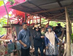 Beratap Terpal dan Lantai Tanah, Endarmy Perjuangkan Bedah Rumah Maryunis di Pariaman