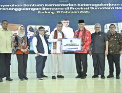 Menaker Serahkan Bantuan Rp30,3 Miliar untuk Korban Bencana Sumbar, Gubernur Mahyeldi Menilai Positif untuk Pemulihan Ekonomi