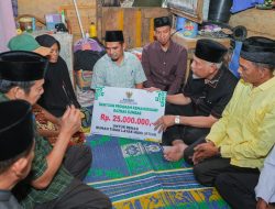 Mahyeldi Serahkan Bantuan Bedah Rumah Rp25 Juta untuk Warga Paninggahan, Solok
