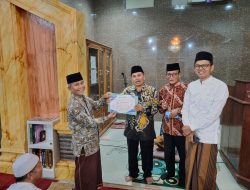 Safari Ramadhan DPRD Kota Padang, Surya Jufri Salurkan Bantuan 25 juta