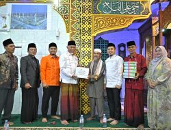 Gubernur Sumbar Iktikaf dan Serahkan Bantuan di Masjid Bersejarah