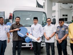 Zigo Rolanda Serahkan Bus Sekolah di Kota Solok, Kawal Pembangunan Infrastruktur dan Air Bersih