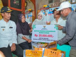 Wagub Vasko Serahkan Bantuan RTLH Rp25 Juta untuk Keluarga Hendri di Solok Selatan