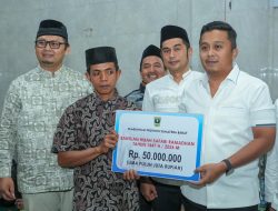 Wagub Vasko Salurkan Bantuan untuk Dua Masjid di Solok Selatan