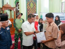 Bupati Solok Salurkan Bantuan 1.000 Seragam Sekolah dan Peralatan Kerja Bersama PMI Sumbar di Junjung Sirih