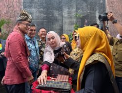 Sari Lenggogeni Sambut Hangat Kunjungan Dony Oskaria di SMPN 7 Padang