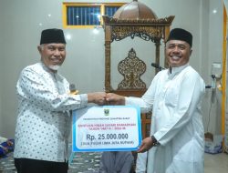 Ratusan Warga Sambut Kehadiran Mahyeldi Iktikaf di Masjid Al Wustha Pulai Tangah Kabupaten Agam