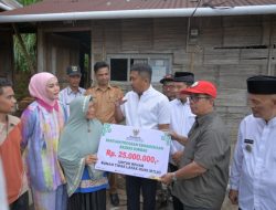 Wagub Sumbar Serahkan Bantuan Bedah Rumah di Agam dan Bukittinggi